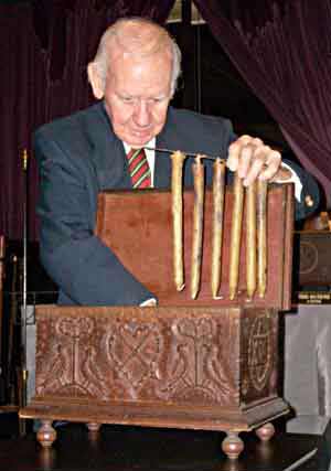 Photo Pennsylvania Dutch-style carved wooden candle box